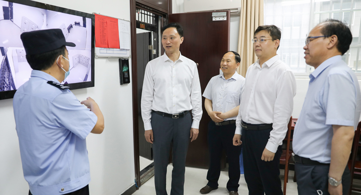 区领导检查高考工作并慰问高三师生