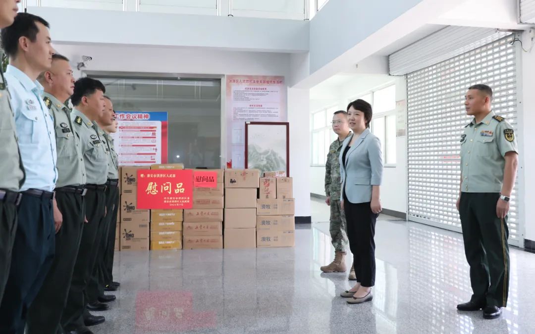 沈晓红开展“八一”走访慰问活动