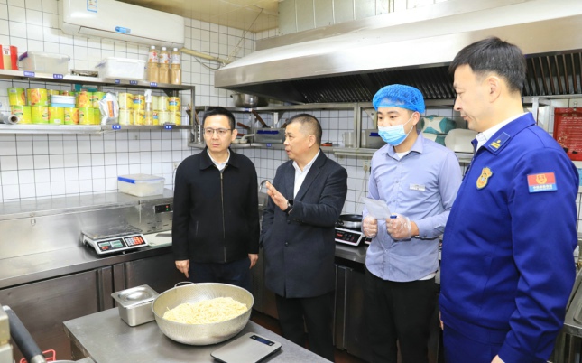 黄涛检查餐饮企业消防和食品安全工作